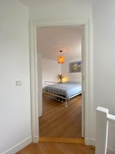 een slaapkamer met een bed in een witte kamer bij Fijn guesthouse in Noordwijk