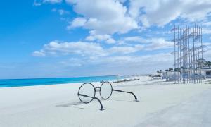 une paire de lunettes assise sur la plage dans l'établissement Al Alamein Hotel, à El Alamein