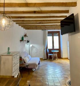 a living room with a couch and a tv at Origens I - Precióso apartamento in Perelló