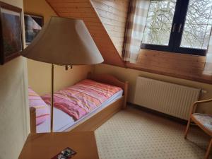 Postel nebo postele na pokoji v ubytování Altes Teichhaus - Pension Ottendorf-Okrilla