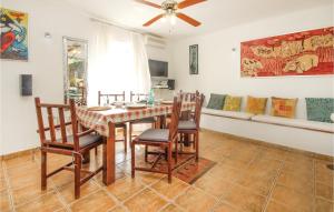 comedor con mesa, sillas y sofá en Beautiful Home In Casares With 2 Bedrooms And Wifi, en Casares