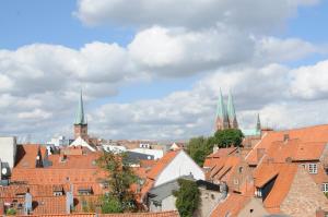 Nespecifikovaný výhled na destinaci Lübeck nebo výhled na město při pohledu z hotelu