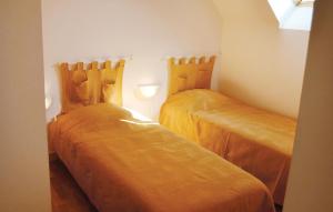 - une chambre avec 2 lits dans l'établissement Gorgeous Home In Carnac With Kitchen, à Carnac