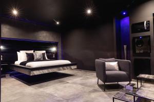 un dormitorio con una cama y una silla en L'effet SPA, en Corbehem 60 fotos más