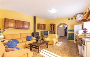ein Wohnzimmer mit einem Sofa und einem Tisch in der Unterkunft Cozy Home In Cuevas Del Campo With Wifi in Cuevas del Campo