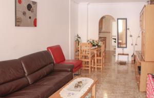 Los AltosにあるGorgeous Apartment In Orihuela Costa With Kitchenetteのリビングルーム(ソファ、テーブル付)