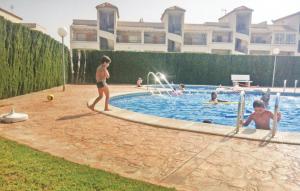 Los AltosにあるAwesome Apartment In Orihuela Costa With 2 Bedrooms And Outdoor Swimming Poolの遊泳集団