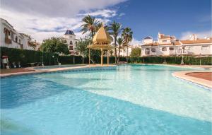 グラン・アラカントにあるStunning Home In Gran Alacant With 3 Bedrooms, Wifi And Outdoor Swimming Poolの家の前の大型スイミングプール