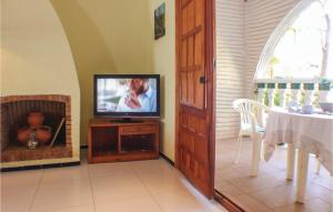 Telewizja i/lub zestaw kina domowego w obiekcie 3 Bedroom Stunning Home In Gran Alacant