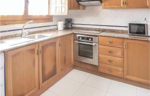Kuchnia lub aneks kuchenny w obiekcie 3 Bedroom Stunning Home In Gran Alacant