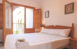 Łóżko lub łóżka w pokoju w obiekcie 3 Bedroom Stunning Home In Gran Alacant