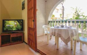 jadalnia ze stołem i telewizorem w obiekcie 3 Bedroom Stunning Home In Gran Alacant w mieście Gran Alacant