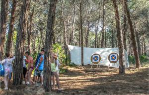 um grupo de crianças ao lado de um cartaz numa floresta em Danaide Bilo em Scanzano