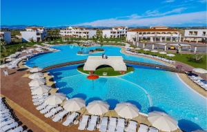 uma vista aérea de uma piscina de resort com guarda-sóis em Danaide Bilo em Scanzano