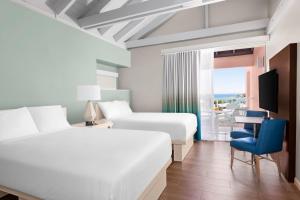 Postel nebo postele na pokoji v ubytování Elysian Beach Resort + 37 fotografií
