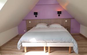 una camera da letto con letto, pareti viola e pavimenti in legno di Holiday Home Mantallot With Fireplace I a Mantallot