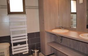 un bagno con due lavandini e un WC di Holiday Home Mantallot With Fireplace I a Mantallot Altre 15 foto