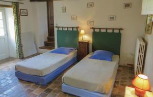 ein Schlafzimmer mit 2 Betten, einem Tisch und einer Lampe in der Unterkunft 2 Bedroom Nice Home In Breil in Breil