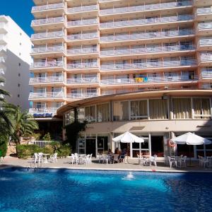 un hotel con piscina frente a un edificio en Tal Affiliated by Fergus, en El Arenal