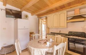 Η κουζίνα ή μικρή κουζίνα στο Villa Antonia +9 φωτογραφίες
