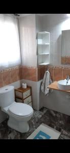 een badkamer met een wit toilet en een wastafel bij Apartment in residential complex with pool in Klorakas