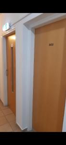 Een deur in een gang met het woord dgs erop. bij Apartment in residential complex with pool in Klorakas