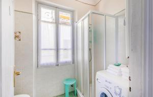 ストレーザにあるC Del Pepiのバスルーム(シャワー、トイレ付)、窓が備わります。