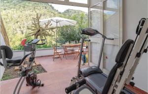 Torraca的住宿－Cozy Home In Torraca With Wifi，窗户前的健身房,配有两辆健身自行车
