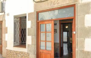 eine Tür zu einem Gebäude mit einem Schild darauf in der Unterkunft Lovely Apartment In Pineda De Mar in Pineda de Mar