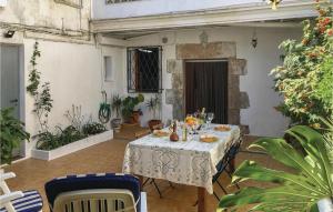 einen Tisch mit einem weißen Tischtuch auf einer Terrasse in der Unterkunft Lovely Apartment In Pineda De Mar in Pineda de Mar