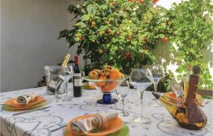 uma mesa com copos de vinho e uma taça de fruta em Awesome Apartment In Pineda De Mar With 3 Bedrooms And Wifi em Pineda de Mar