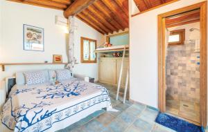1 dormitorio con 1 cama en una habitación en Laguna Celeste, en Vetulonia
