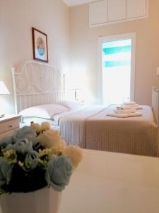 een witte slaapkamer met een bed en een raam bij Romebest in Rome