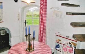 アヌヴィル・シュル・メールにあるLovely Home In Anneville Sur Mer With Kitchenetteの青いキャンドルが置かれたテーブルが備わる部屋