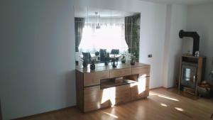 ein Zimmer mit einem Holzschrank mit Pflanzen darauf in der Unterkunft Appartement July in Innsbruck