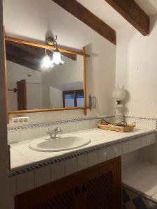 a bathroom with a sink and a mirror at Casa vacacional Es Port in Portocolom