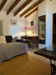 a living room with a couch and a table at Casa vacacional Es Port in Portocolom