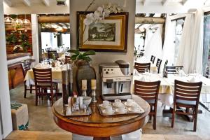 un restaurante con mesa y cafetera en Pousada e Restaurante Caminhos do Bom Café, en Jacutinga