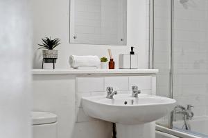 Ένα μπάνιο στο Contemporary, Modern, 2-Bed Apt, Prime Central MK