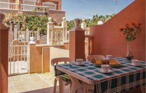 stół z niebieskim obrusem na tarasie w obiekcie 3 Bedroom Awesome Home In Santa Pola w mieście Santa Pola
