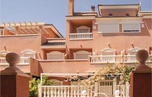 duży budynek z białym płotem przed nim w obiekcie 3 Bedroom Awesome Home In Santa Pola w mieście Santa Pola