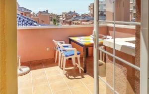 balkon ze stołem i krzesłami na dachu w obiekcie 3 Bedroom Awesome Home In Santa Pola w mieście Santa Pola +16 zdjęć