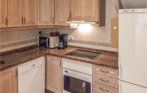 Kuchnia lub aneks kuchenny w obiekcie 3 Bedroom Awesome Home In Santa Pola