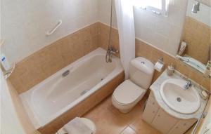 Łazienka w obiekcie 3 Bedroom Awesome Home In Santa Pola