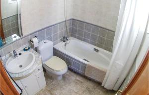 Łazienka w obiekcie 3 Bedroom Awesome Home In Santa Pola