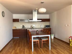 - une cuisine avec une table et des chaises dans la chambre dans l'établissement Premium 116m2 Apartment Donovaly, à Donovaly