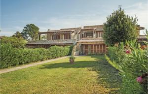 een uitzicht op een huis met een tuin bij Villa Asfodeli in Porto Rotondo