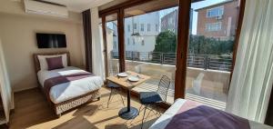 Cette chambre comprend deux lits et un balcon avec vue. dans l'établissement Sur Hotel Sultanahmet, à Istanbul