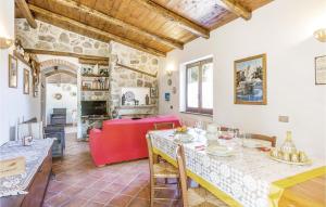 ein Wohnzimmer mit einem Tisch und einem roten Sofa in der Unterkunft Tenuta Iacine in San Giovanni a Piro