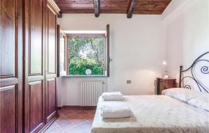 サン・ジョヴァンニ・ア・ピーロにあるTenuta Iacineのベッドルーム(ベッド1台、窓付)